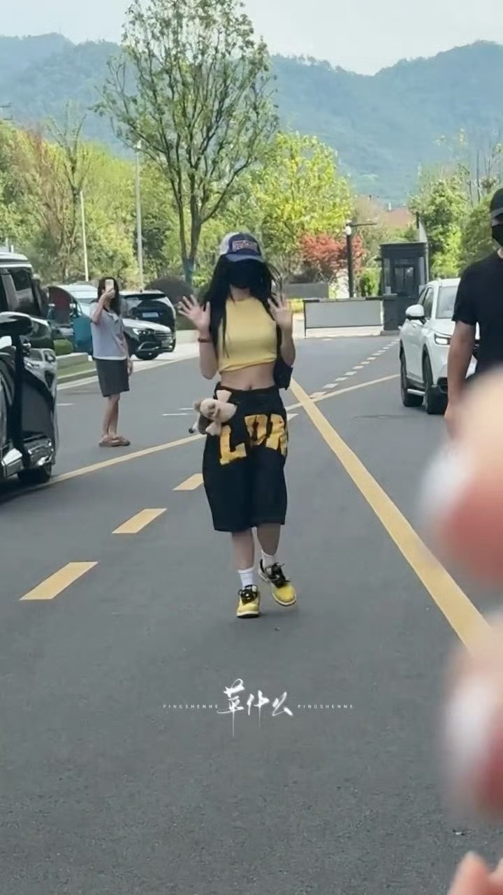 虞书欣裤兜里的玩偶掉了嘿嘿 