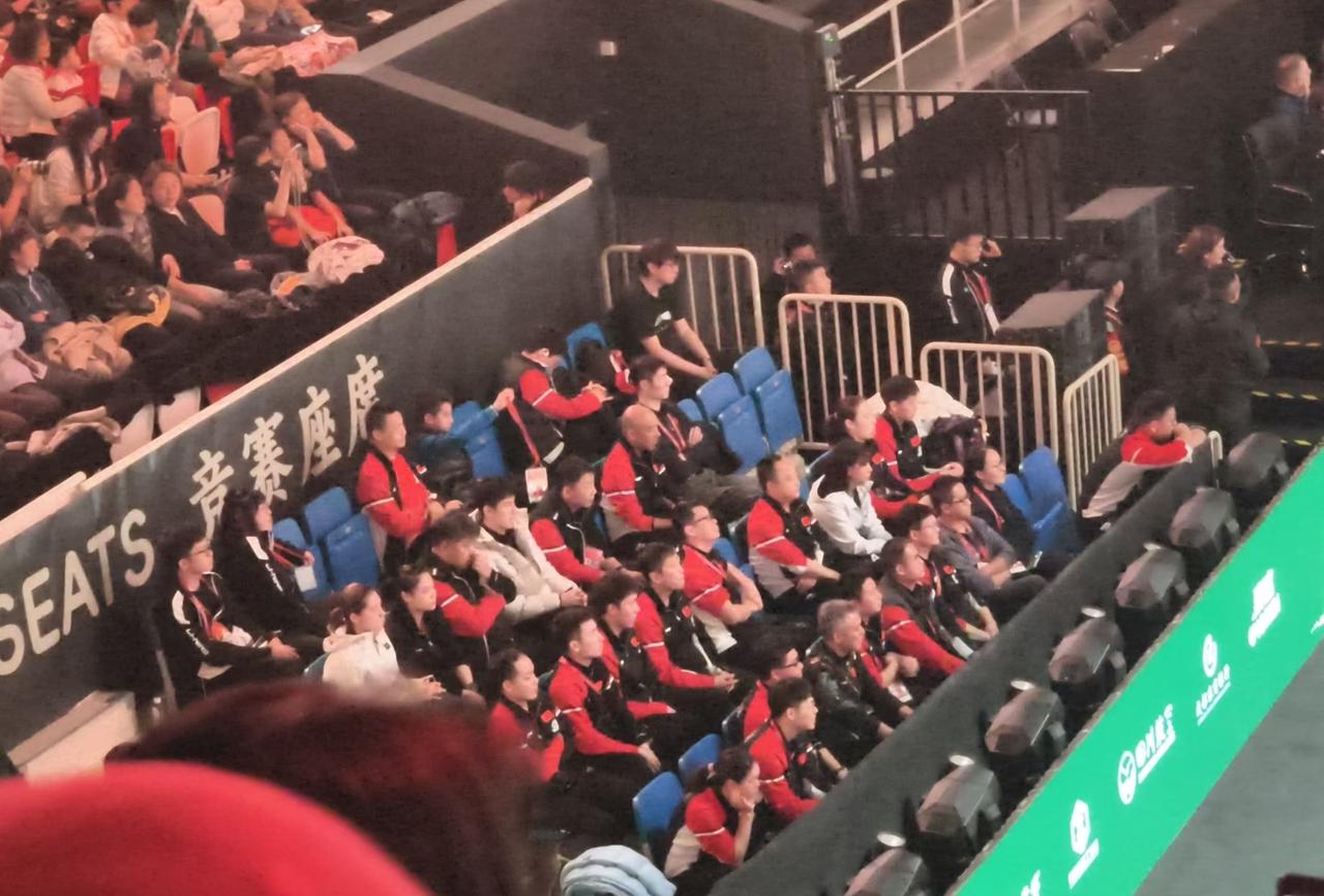 国乒成都混合团体世界杯正赛第三日比赛现场，今天是王曼昱梁靖崑负责单打。
观众席国