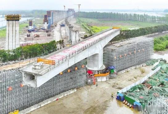 沿江高铁武汉至宜昌段预计明年9月建成通车

4月2日，重量超6000吨的沪渝蓉高