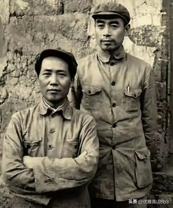 这张珍贵的黑白合影拍摄于1944年延安王家坪。

镜头定格下毛主席与周总理并肩而