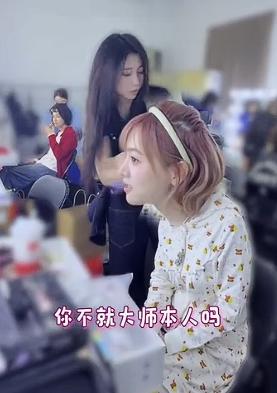 怪不得黄灿灿从一公到二公都一直黏着曾沛慈，原来在她看来曾沛慈唱歌就是大师本人，跟