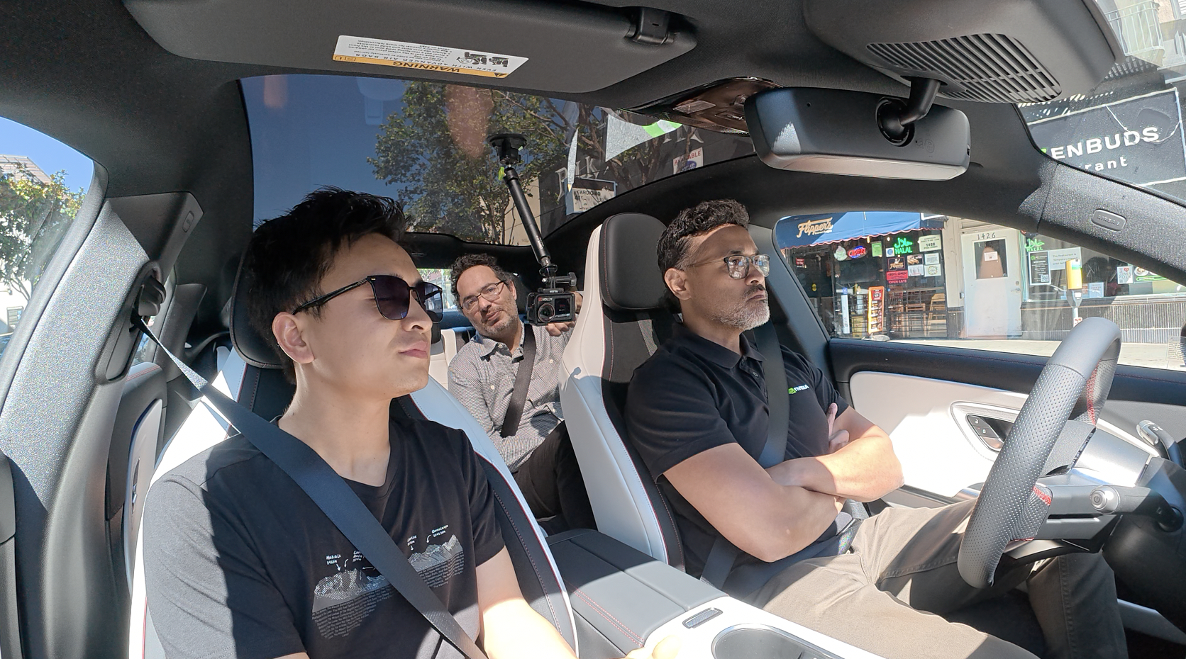 为了更有“出海”拍片的感觉，拍的时候非要头铁，没让跟车的翻译人员上，自己硬来。现