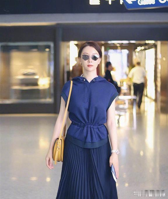 陈数不愧是中年女性的穿搭范本！短袖帽衫搭配百褶裙，清爽减龄又气质出众，优雅感拿捏