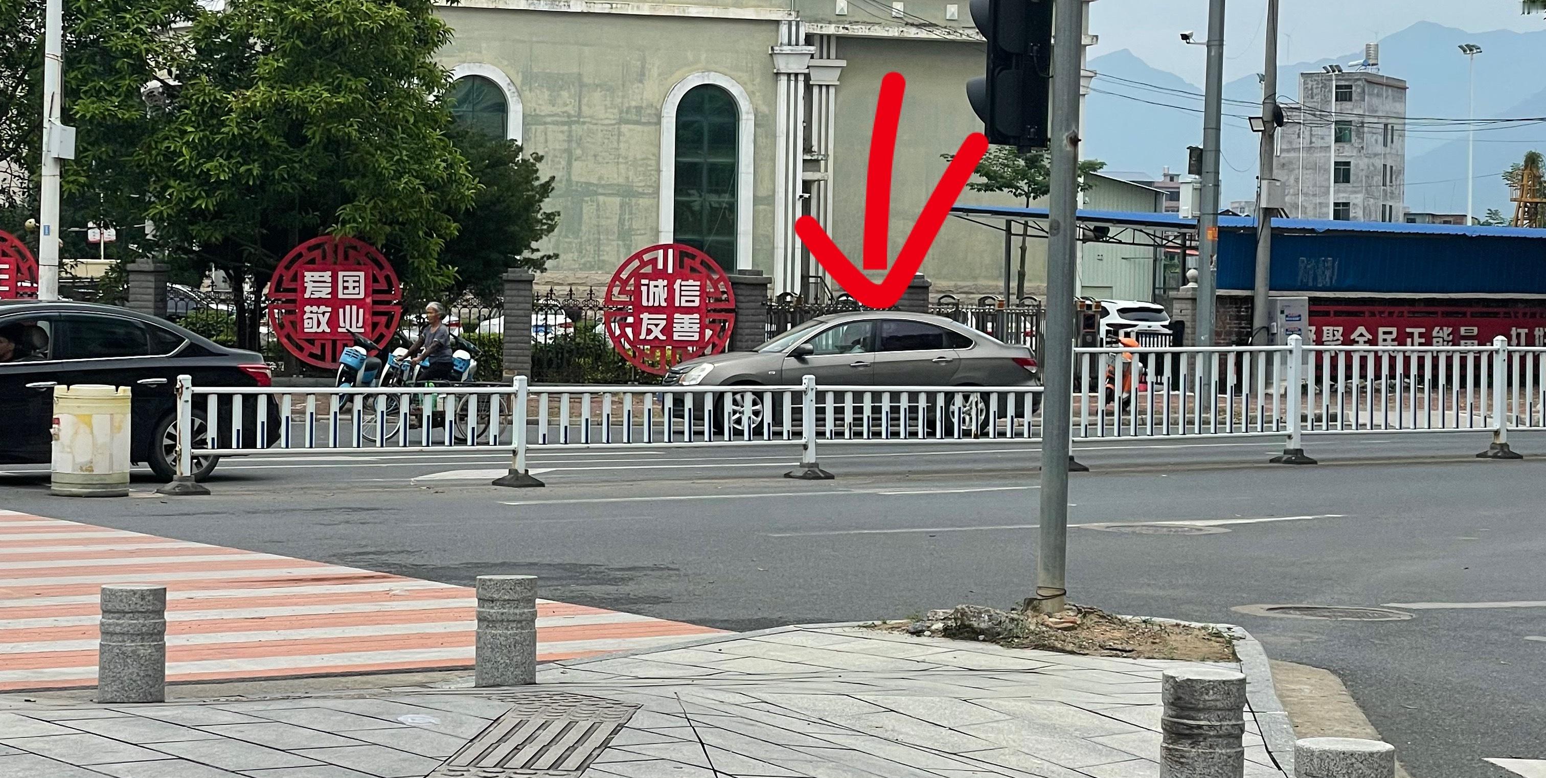【玉林雅居对面路口小车从右转过马路】8月18日，网友爆料称：玉林市兴业县兴业大道