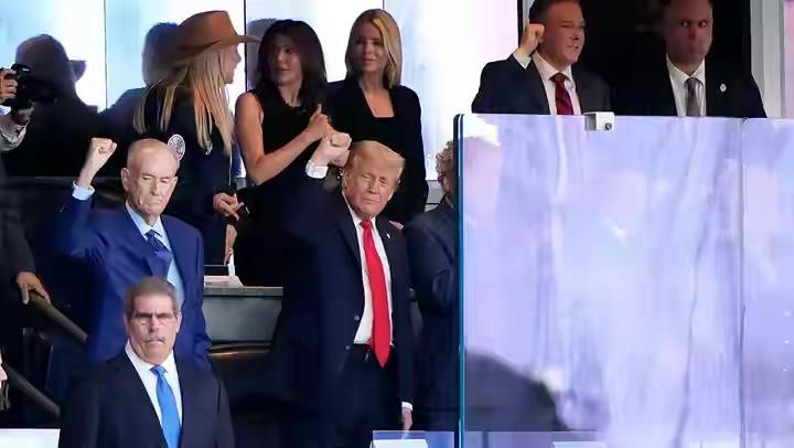 世界上最强大国家的总统，在自己的国家出个门，只能躲在防弹玻璃后面，挺滑稽的。