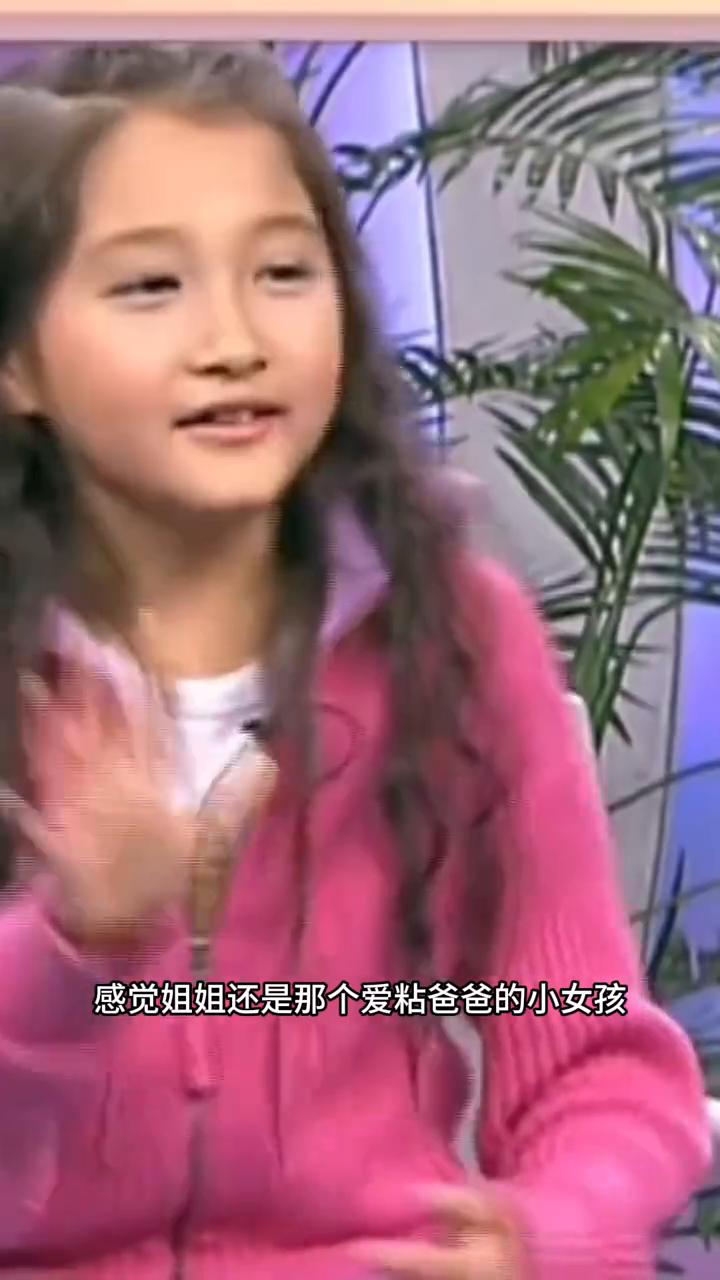 真的被这个关晓彤可爱到了。6月29日，关晓彤在片场得知爸爸来探班，直接撒欢小跑去