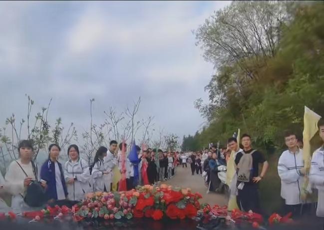 太治愈！河南一婚车行驶途中，偶遇一群春游的学生们，学生们自发站在路两边，笑着挥手