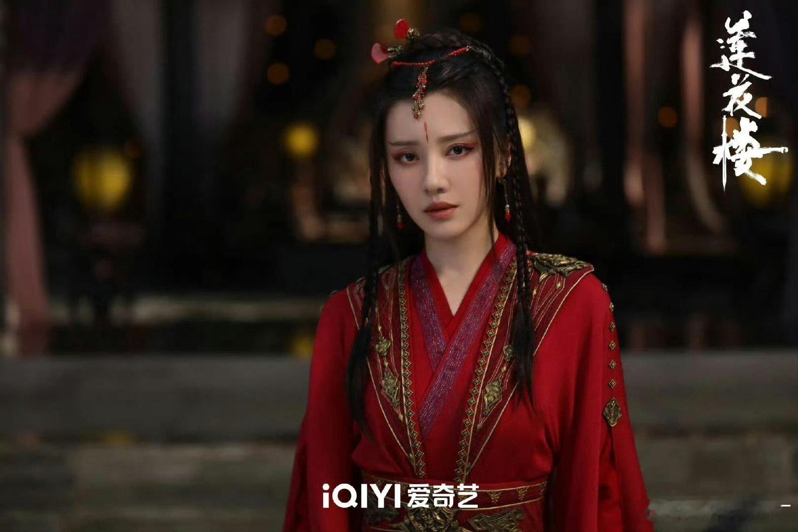 王鹤润一穿红色真的不是角姐吗 王鹤润红裙的魅力王鹤润红裙大片好有张力，浓烈的红衬
