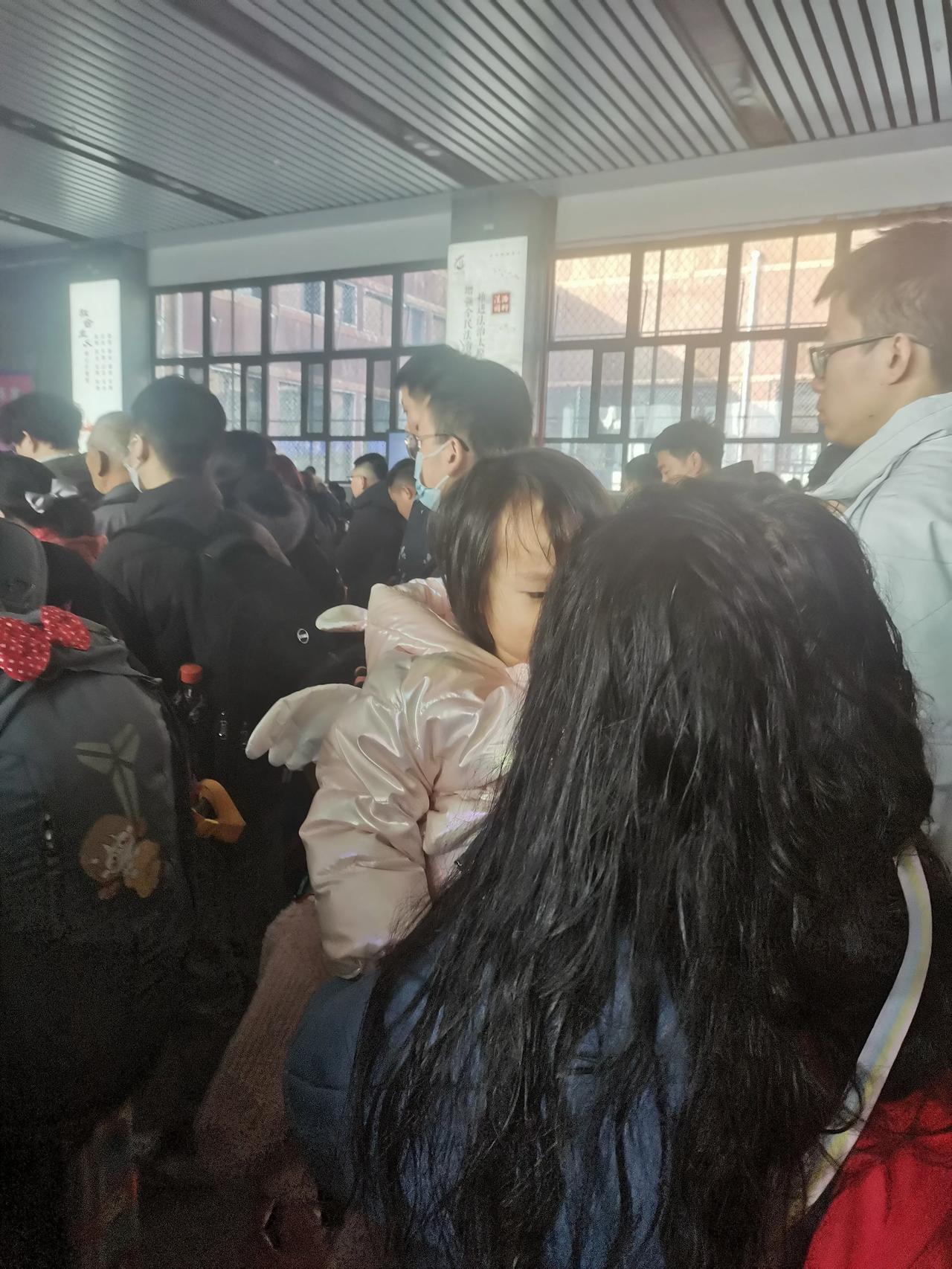 腊月二十九的火车站。

人头攒动，摩肩接踵，老幼妇孺，拖男挈女，大包小裹，行色匆
