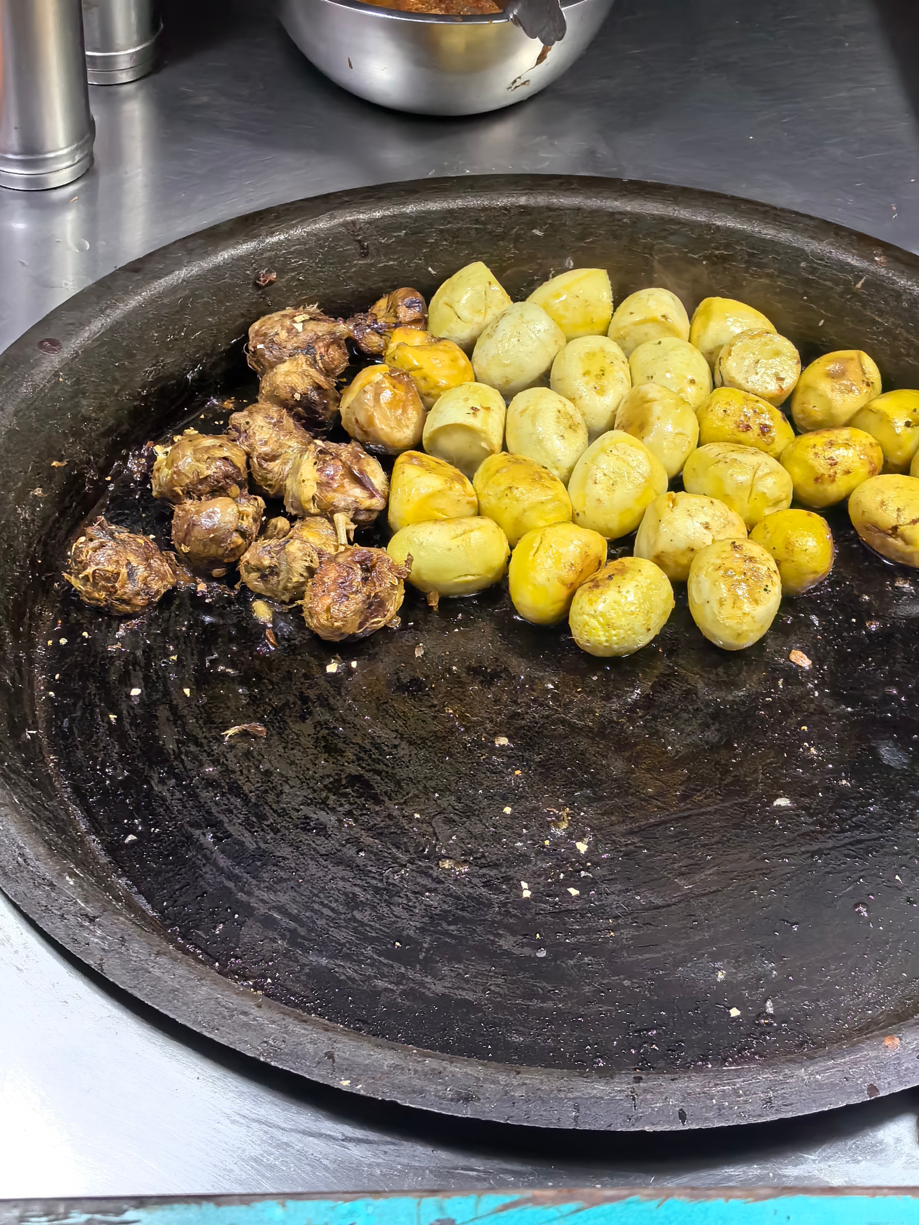 你们敢吃这个吗？叫毛蛋，我感觉可吓人没敢吃过，我前面那大哥一口一个炫了仨