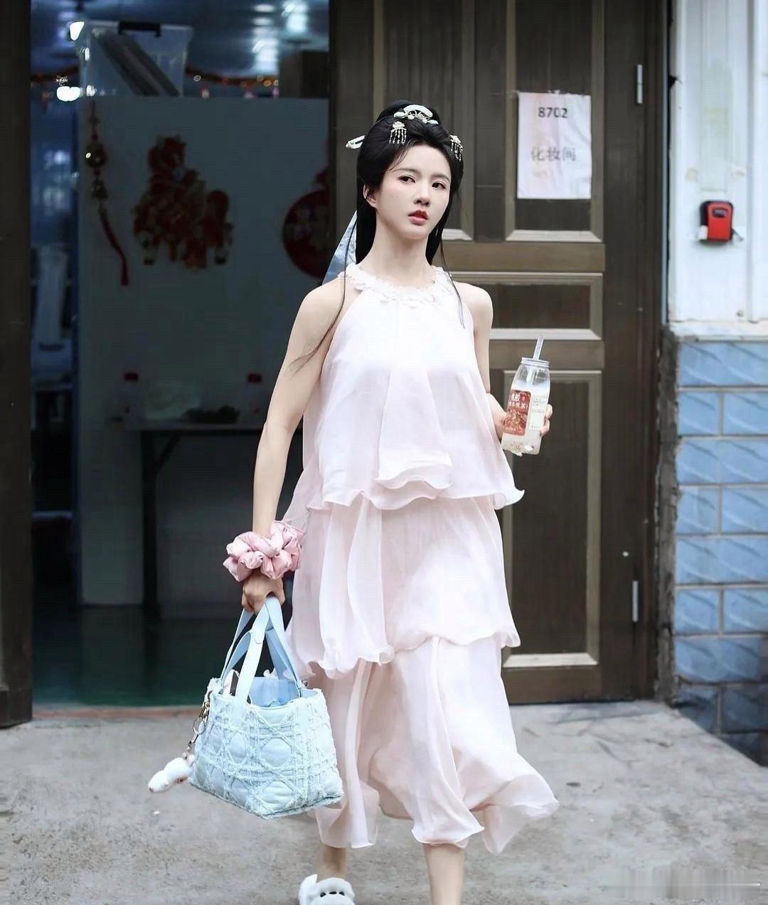 明明是同一款裙子，其中一条咋看着这么像盗版？ 