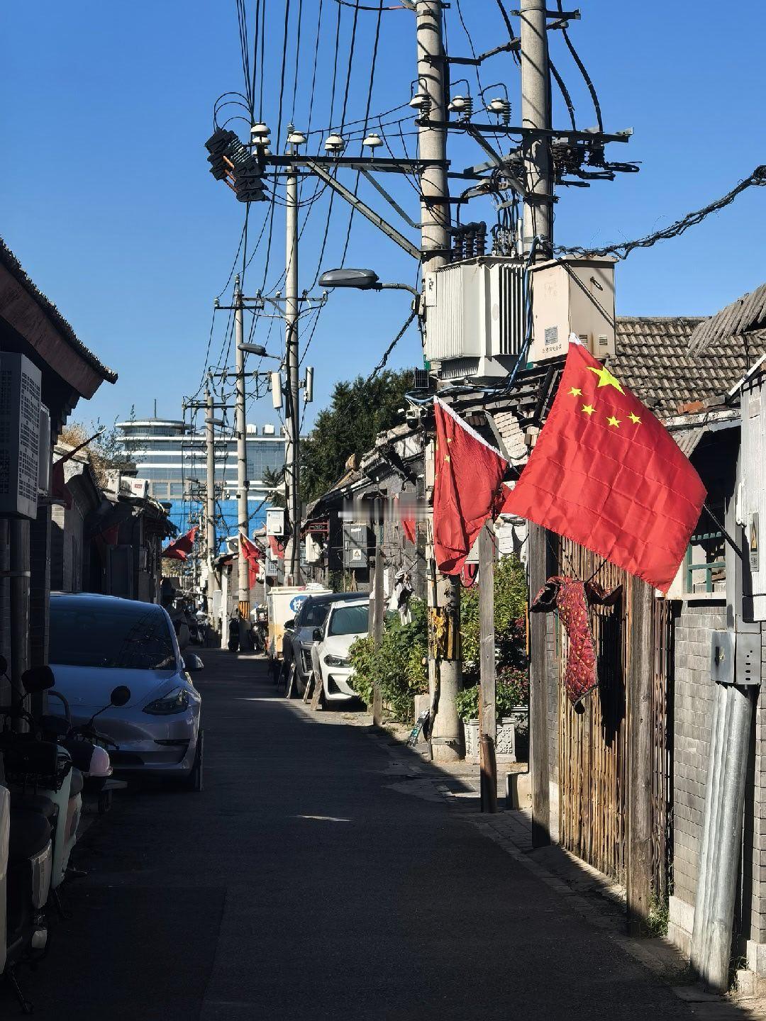 国庆假日京城胡同红旗飘飘摄影