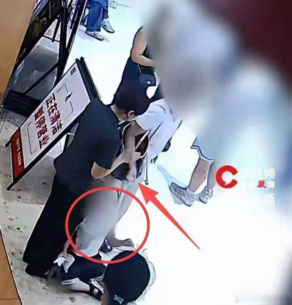 长沙4岁男童餐厅无意触碰女子臀部这件事，热度一天比一天高，根本压不下去。从最开始