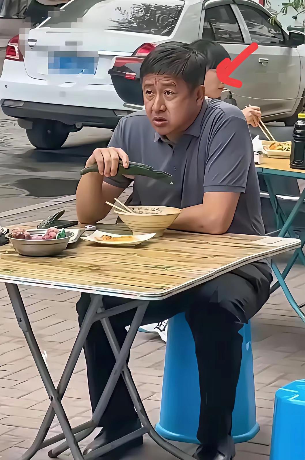 这么大的明星也吃路边摊，真接地气