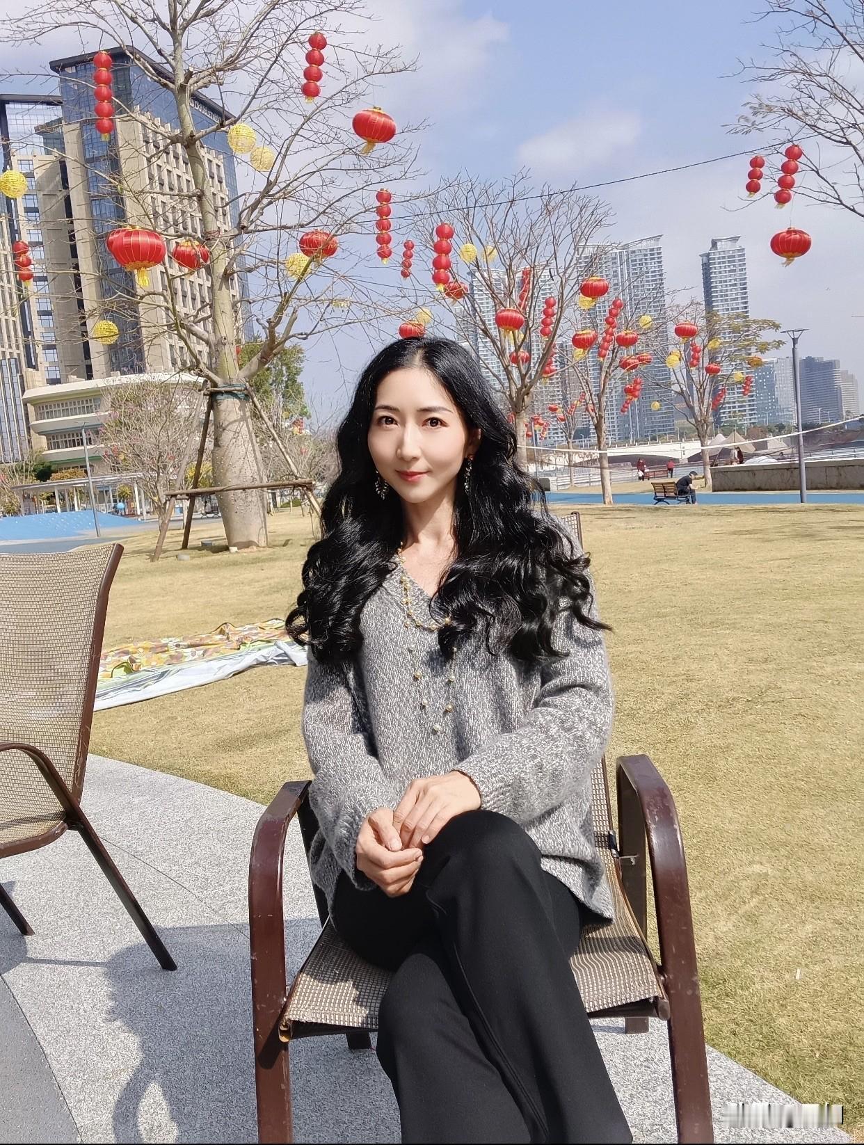 纯天然美女长相一般有什么特质素颜状态下皮肤底子好，能看清面部纹路但瑕疵少，毛孔也