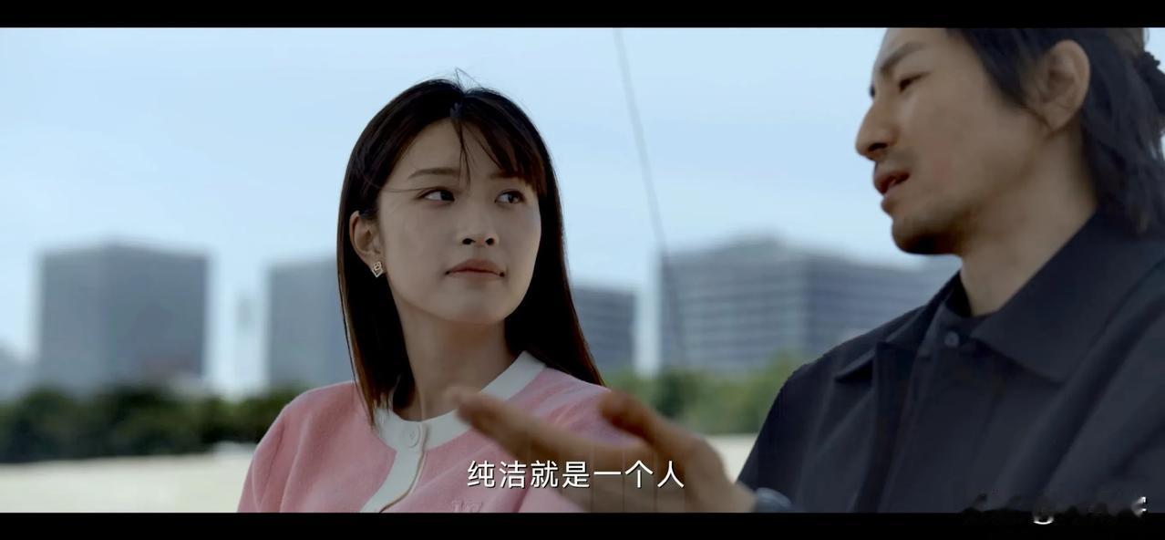 《绝密较量》谢小曼这一家子很奇葩。
谢小曼在鲸甜言蜜语攻击下很快沦陷，被鲸骗上了