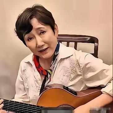 80年代火遍大街小巷的女明星！先后8次登上央视春晚舞台，更是国内早期为数不多可以