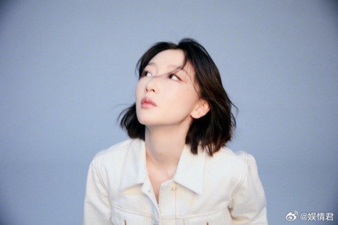 周冬雨穿了白色丹宁牛仔套装  周冬雨时装周白色丹宁套装太绝了！干净利落的剪裁，清