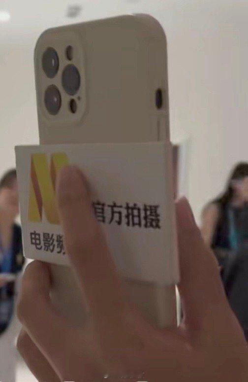 #周也# 你们别怪周也，她真的看不懂这个台标，好家伙，这几个字你也不认识吗？上一