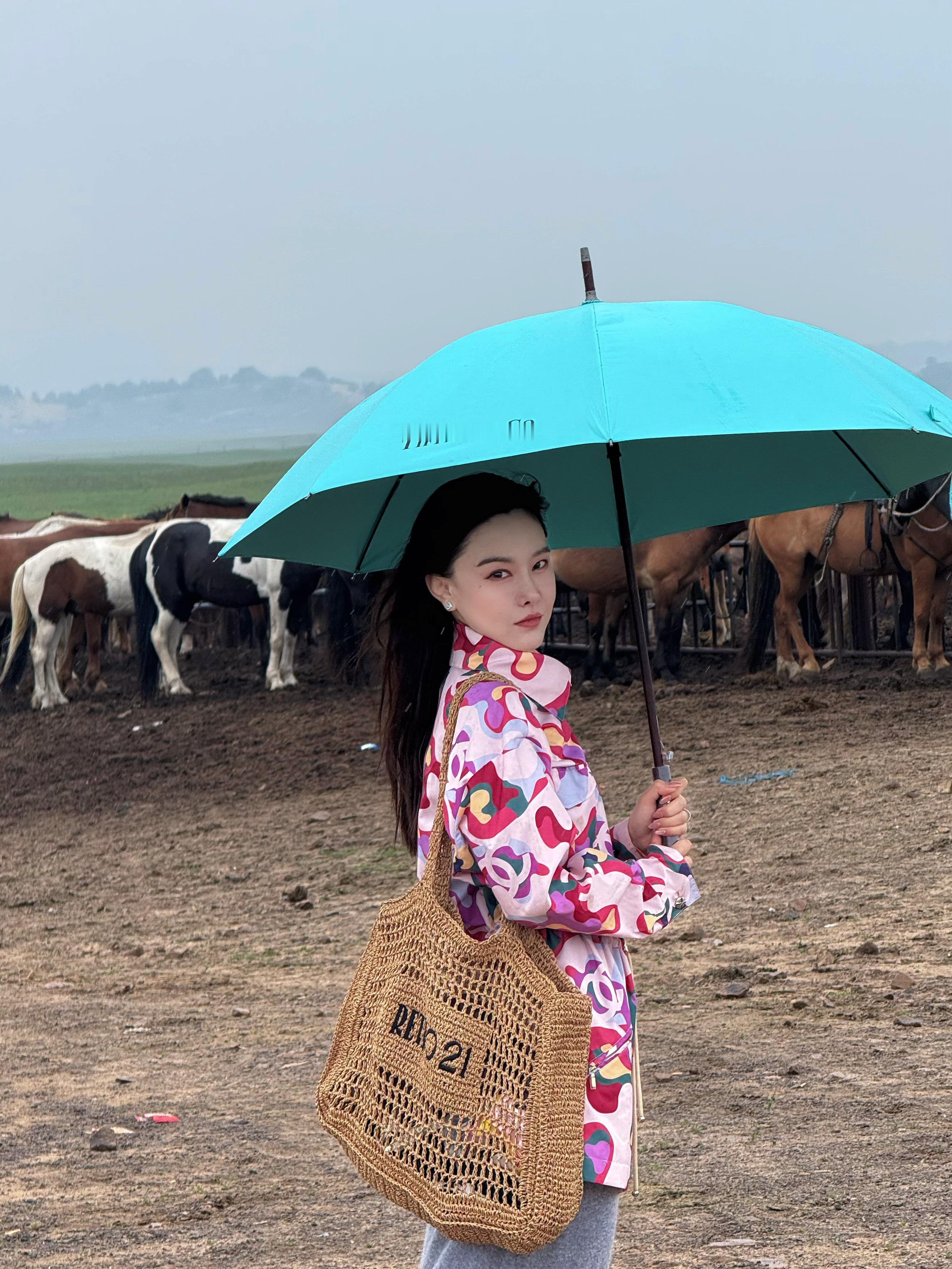 风雨中拍出了破碎感🌬️（内蒙好冷，但很美）  ​​​