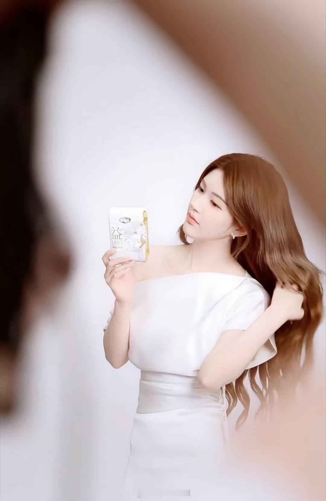 赵露思新商务预热中 这个也是首位全球代言人吧 