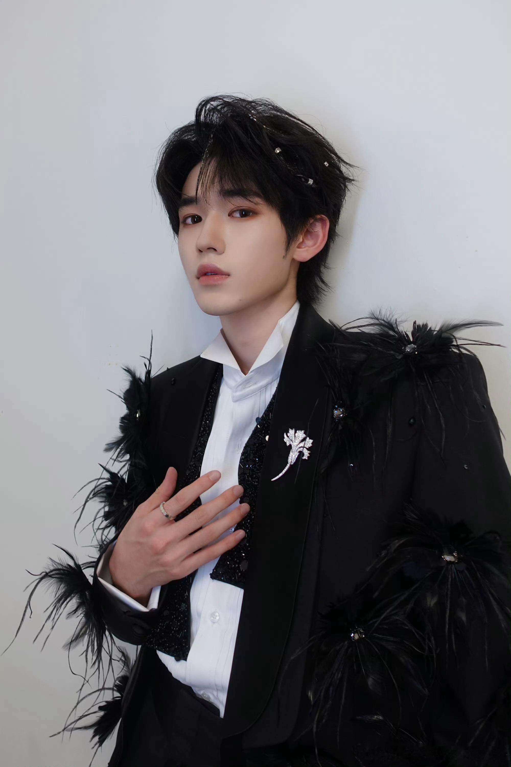 宋亚轩发扣宋亚轩黑色羽毛西装宋亚轩黑色羽毛西装，好看，真棒 