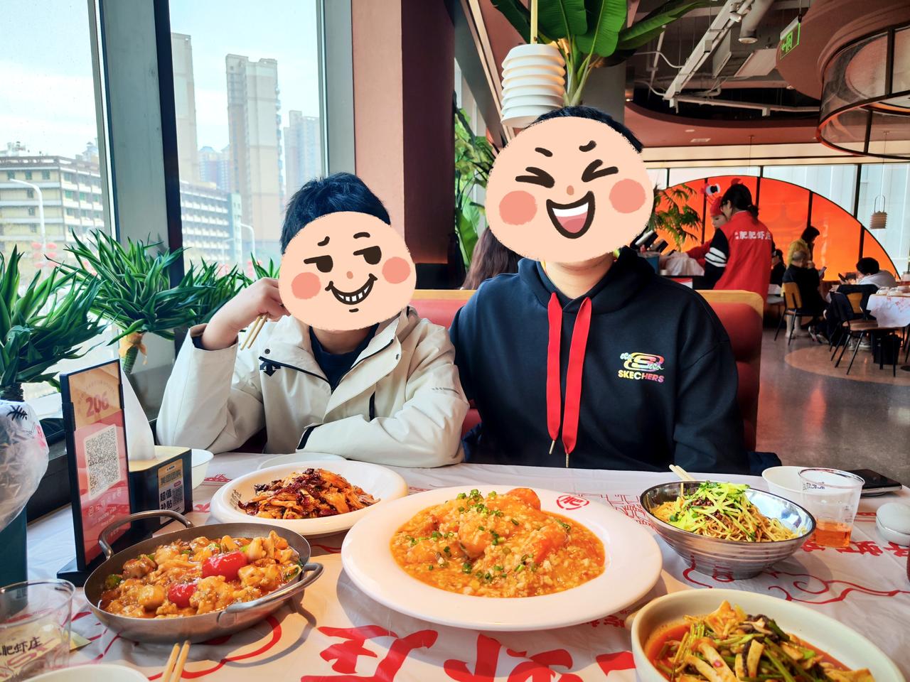全网都在养AI龙虾，我带俩儿子来吃真龙虾🦞