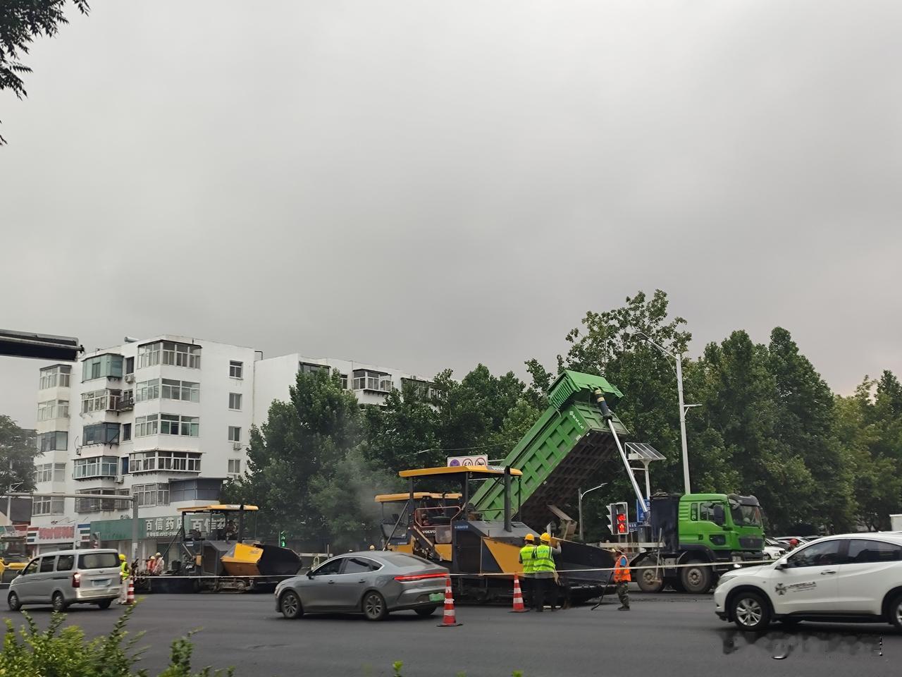 保定市乐凯北大街路面施工热火进行中！
早晨六点逛化纤早市，看到乐凯大街与天鹅路交