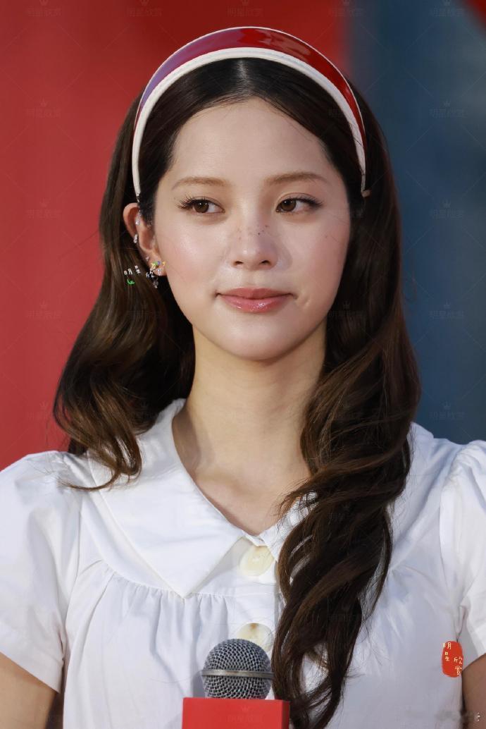 欧阳娜娜换风格了？ 美女怎么都是喜欢刻意扮丑啊