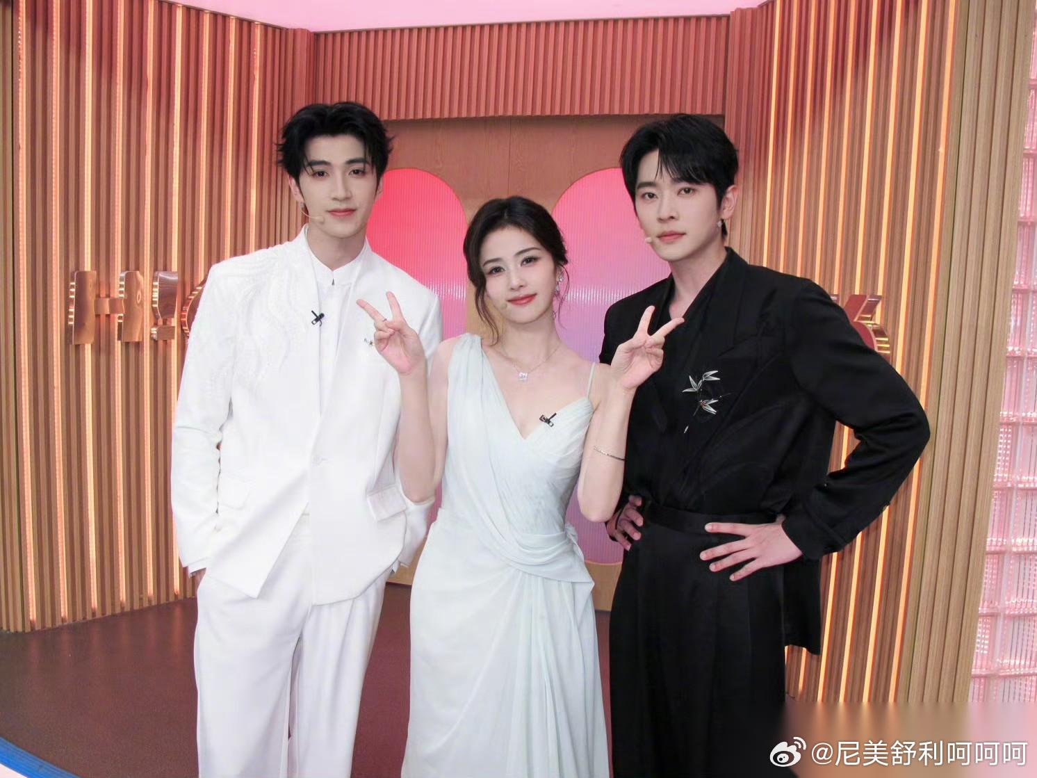 白鹿这是被女二掀桌留下心理阴影了吗？《莫离》剧宣几次不见女二杨舒伊的身影，总是女