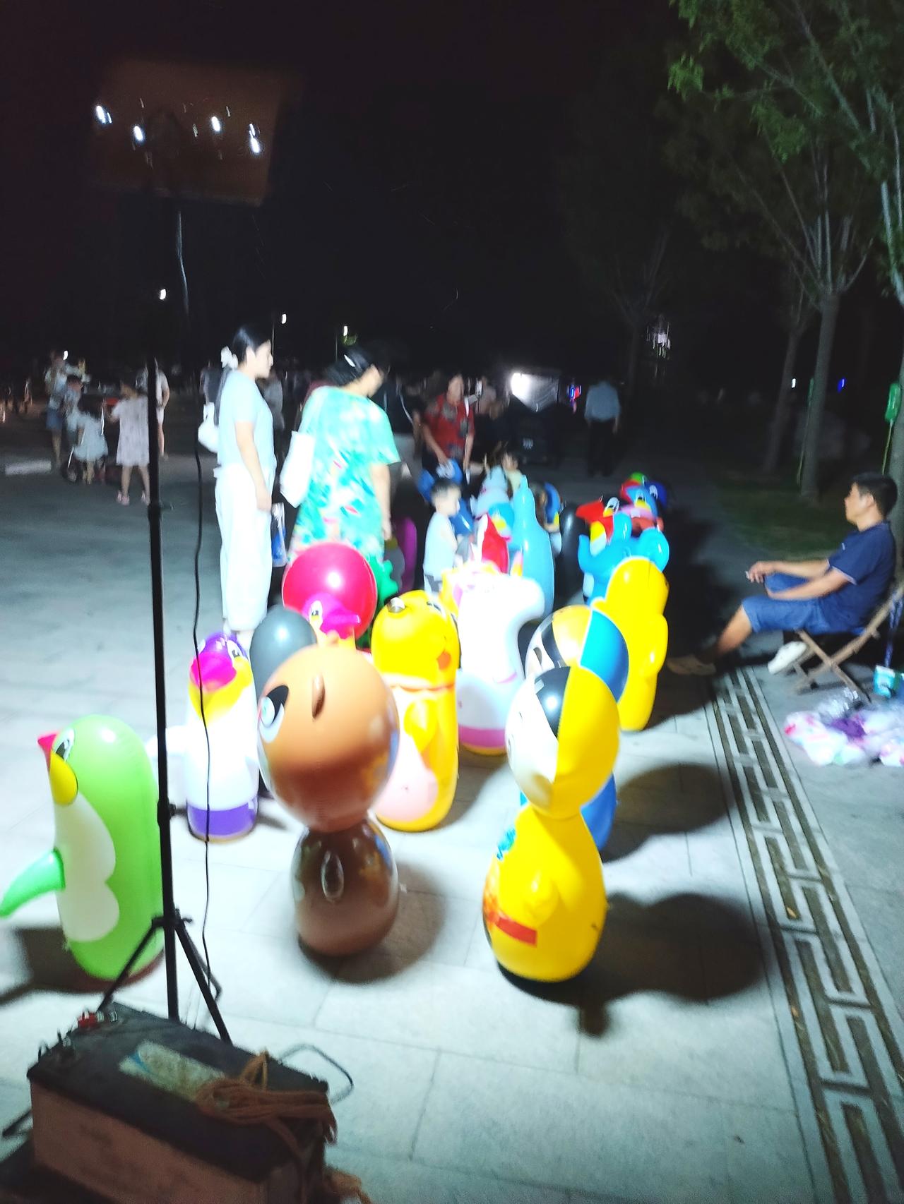 昨天晚上和临居一起去公园散步，看到千字文文化公园里热闹非凡，小商小贩在哪里售卖儿