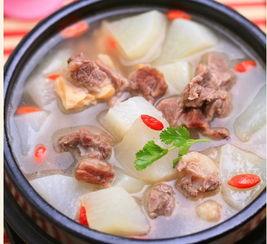 羊肉放白萝卜还是胡萝卜?
羊肉配萝卜，本质是口感、营养与体质的三重博弈。白萝卜是
