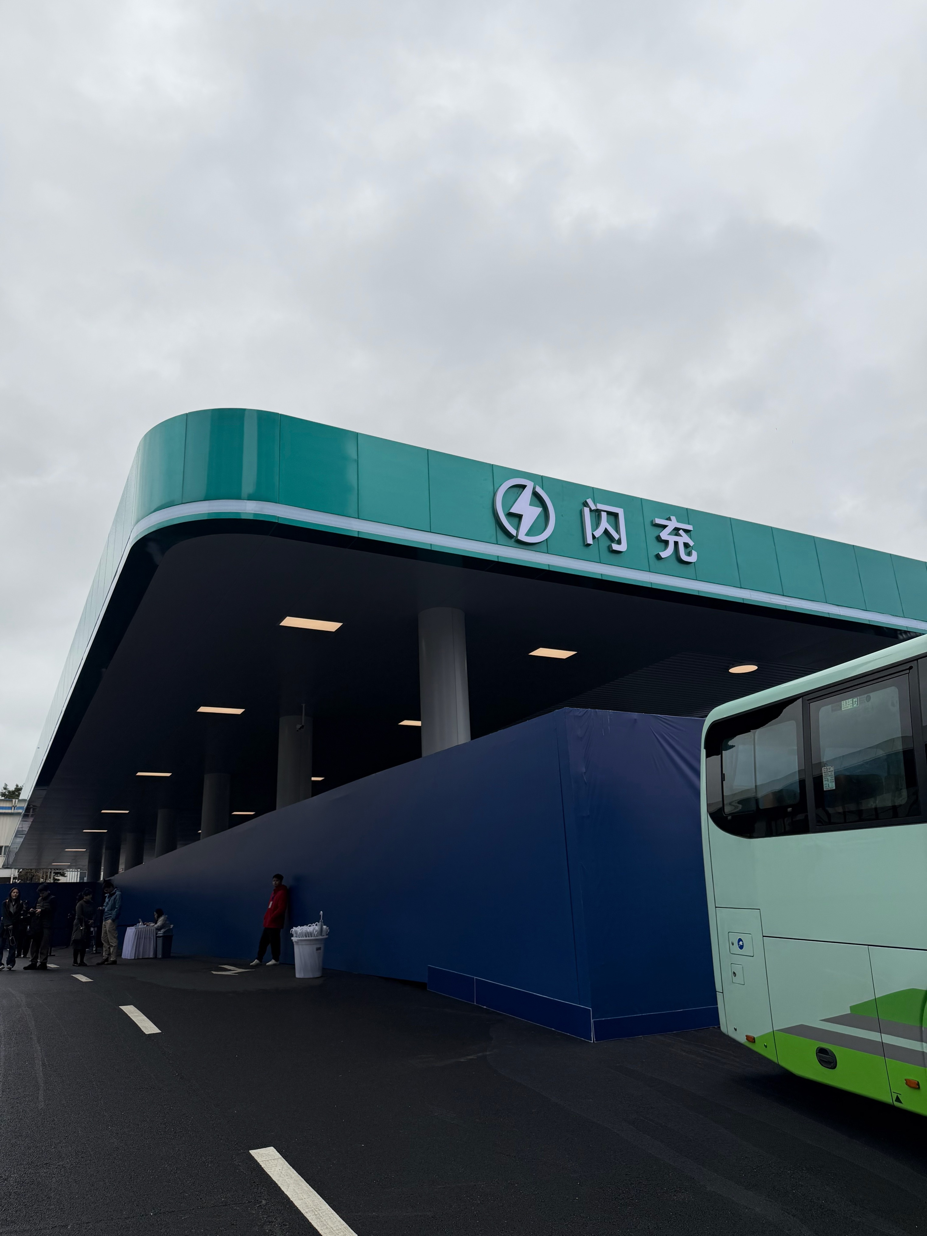 刚看手机的应用商店，比亚迪闪充APP已经上架了，估计发布会结束就可以下载！比亚迪