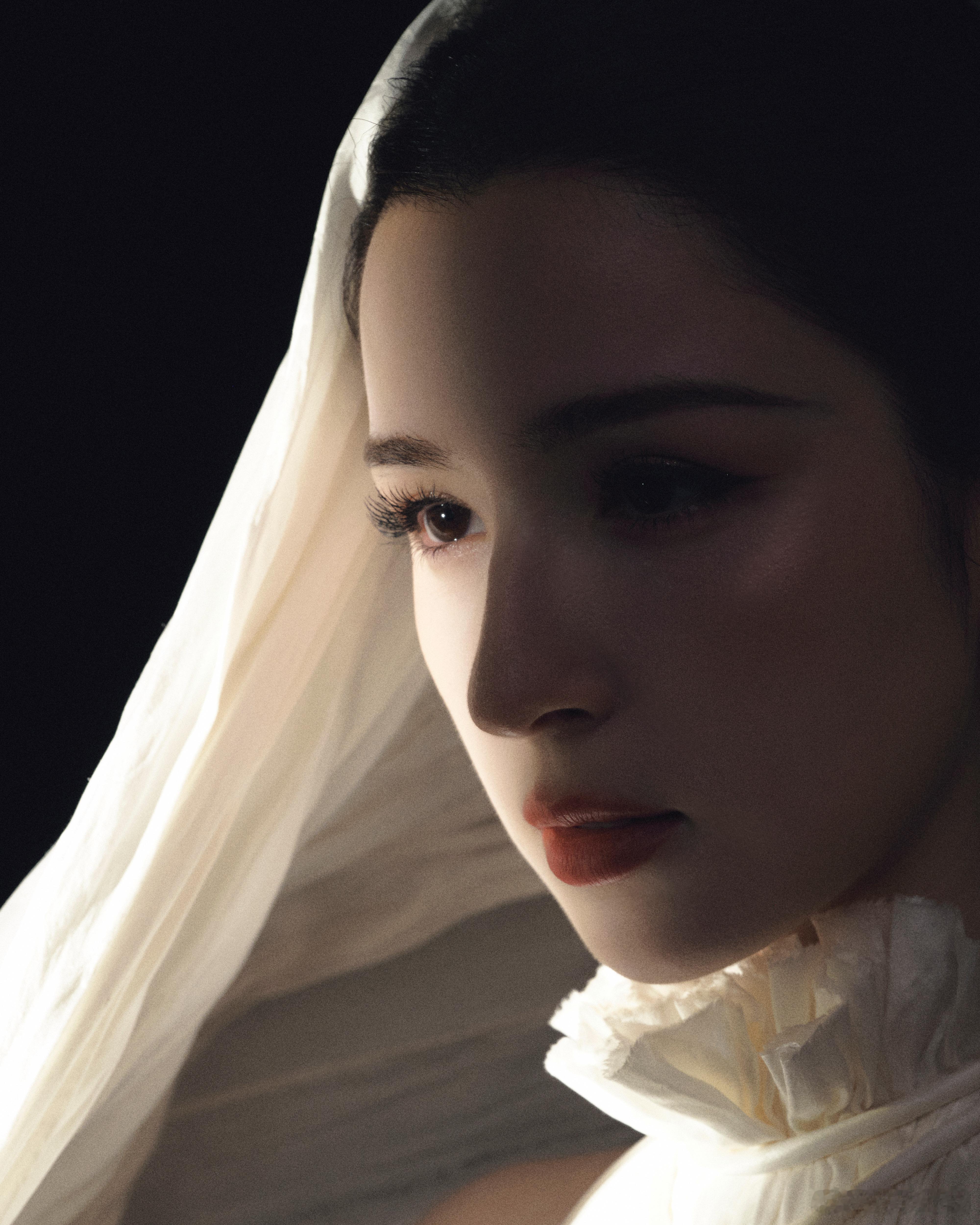 哈妮克孜她就是海边神女下凡吧！一袭粉色薄纱长裙站在海边，海风把裙摆吹成了一朵盛开
