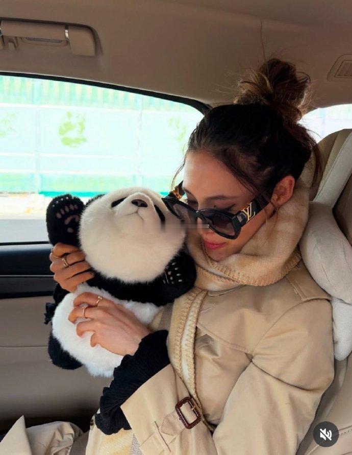 谷爱凌去成都看大熊猫啦 可以可以，也算是梦幻联动，两个宝！ 