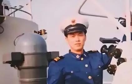 1997年，19岁战士为救人而牺牲，父母几度昏厥，可谁料20年后，战士母亲病逝，