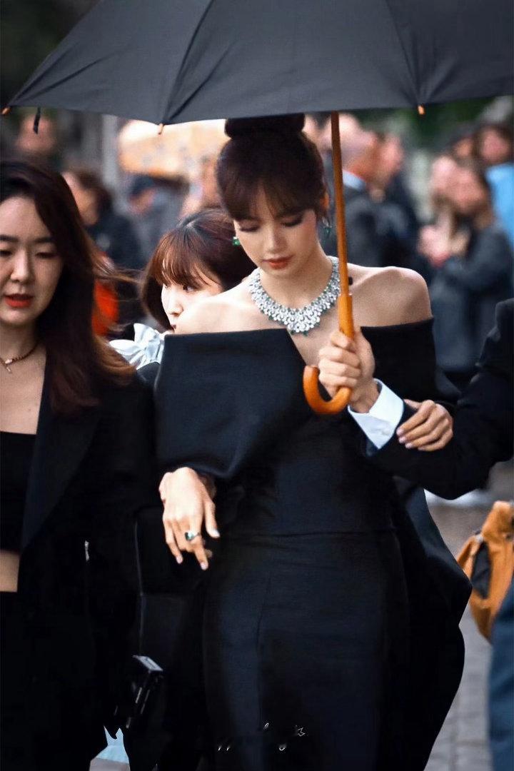 LISALISA出道十周年快乐女孩出道十周年快乐 感谢你成为Lisa来到我们面前