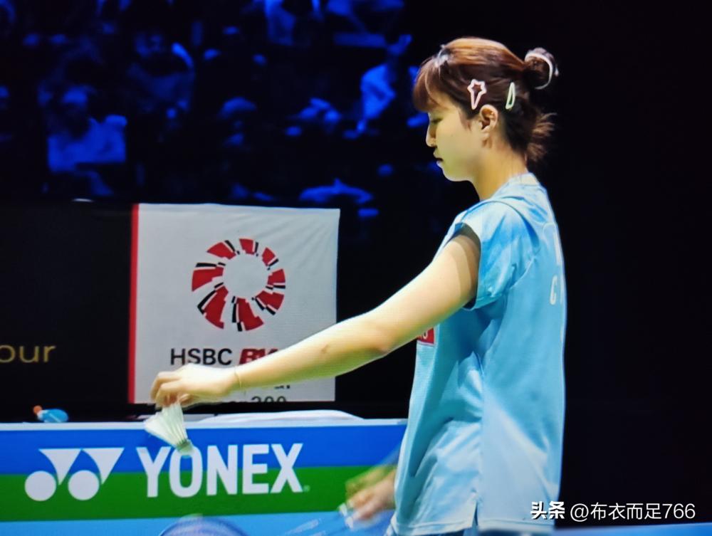 卫冕冠军被轰了个10比21，对手是两个刚搭档的小将。
贾一凡赛后只说失误多。但