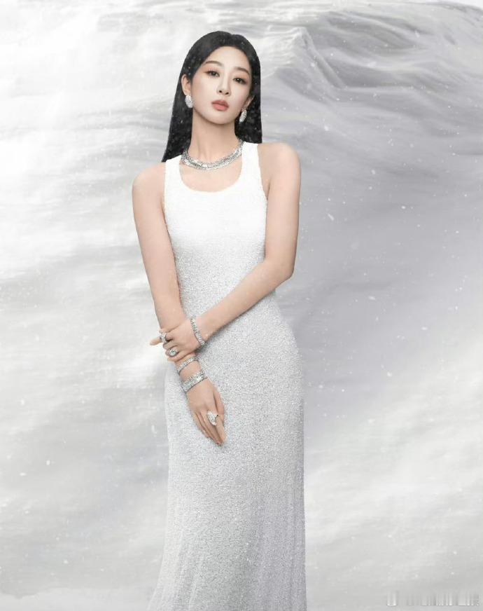 杨紫白色大貂杨紫亮片吊带白裙白色系造型高级又吸睛，亮片的闪耀与白貂的华贵碰撞，杨