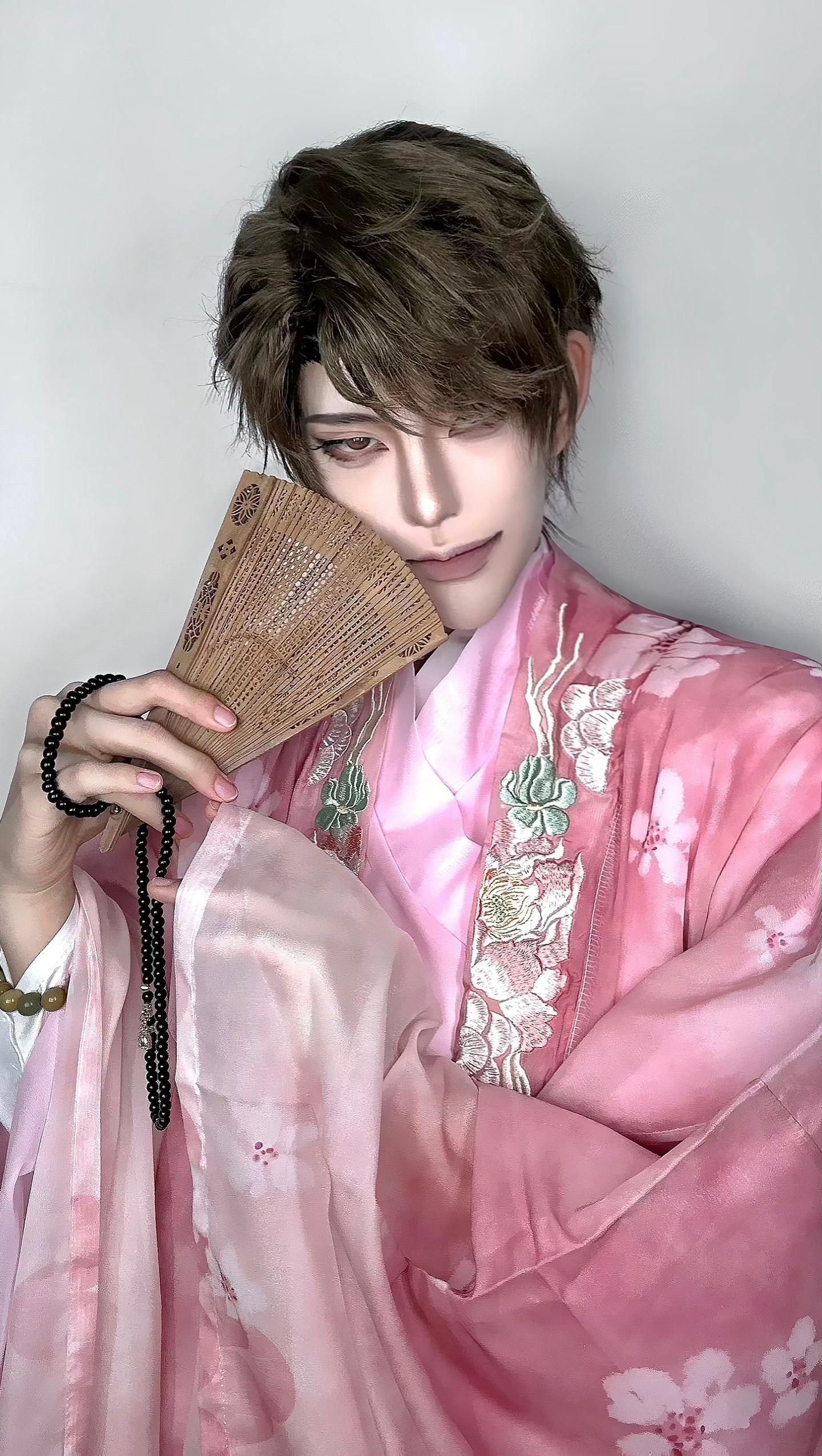 千姿百媚勾魂魄。