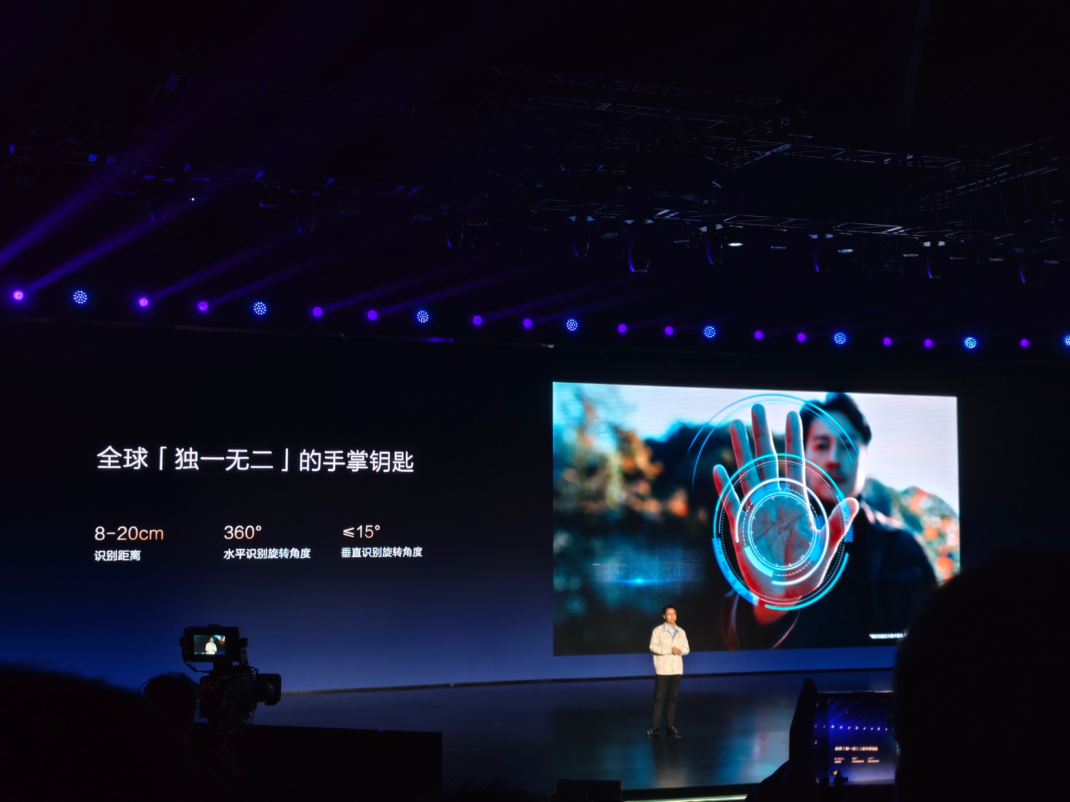 还是比亚迪会整活儿，手掌钥匙、升降式摄像头、车载无人机都有[笑cry]#比亚迪智