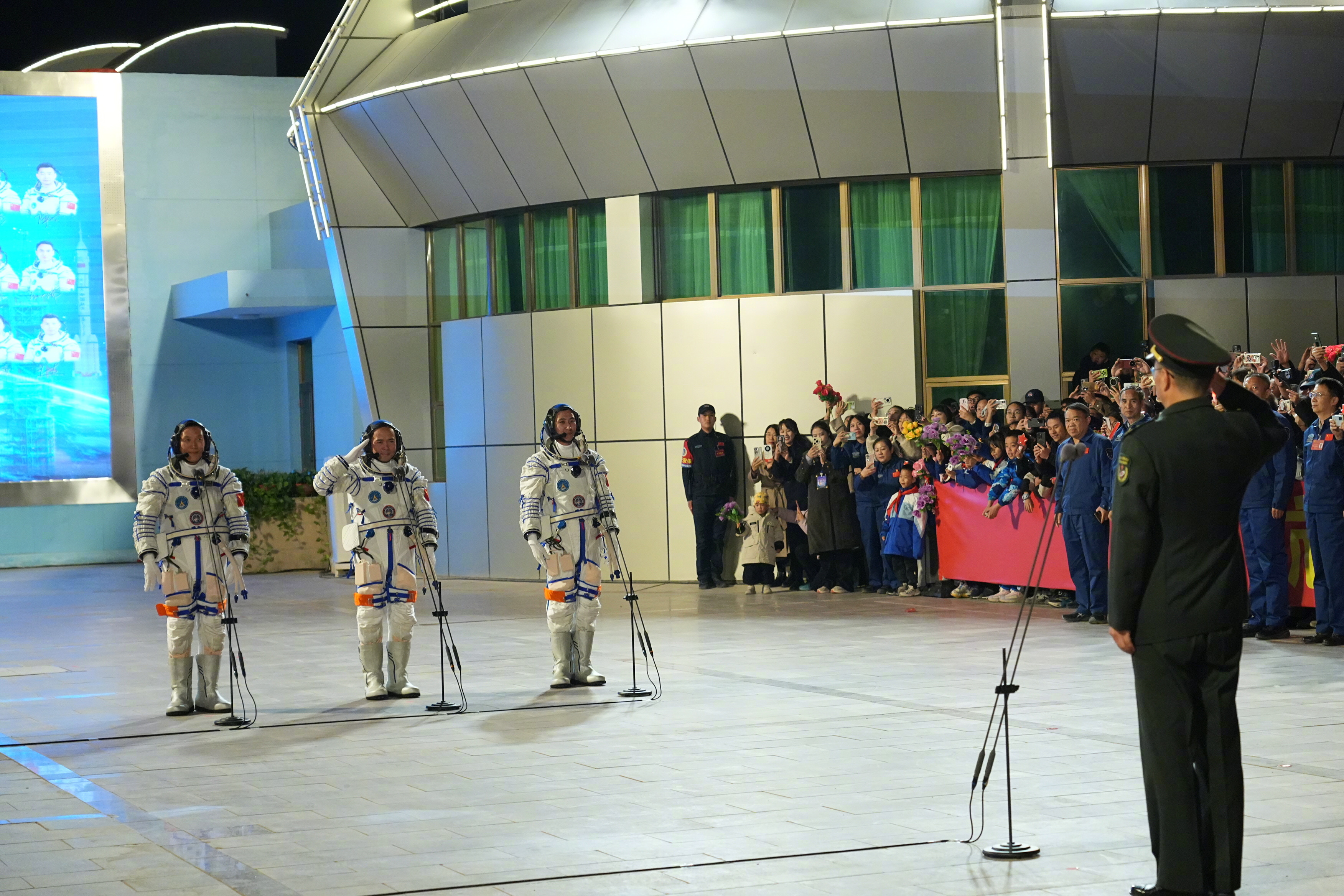 【#神二十一航天员出征仪式#】新华社快讯：10月31日晚，神舟二十一号载人飞行任