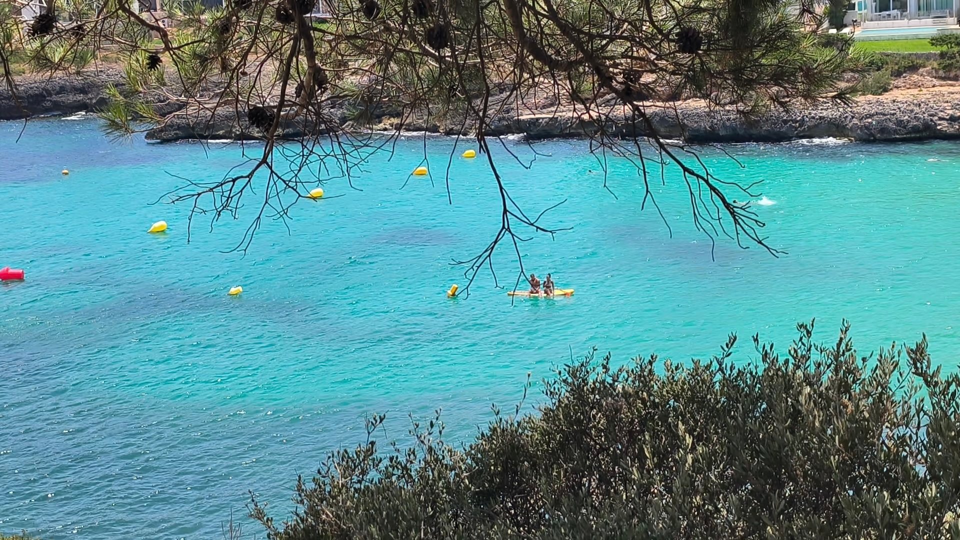 把地中海的蓝色送给你们我们酒店所在的小海湾Cala Marcal典型的马略卡岛悬