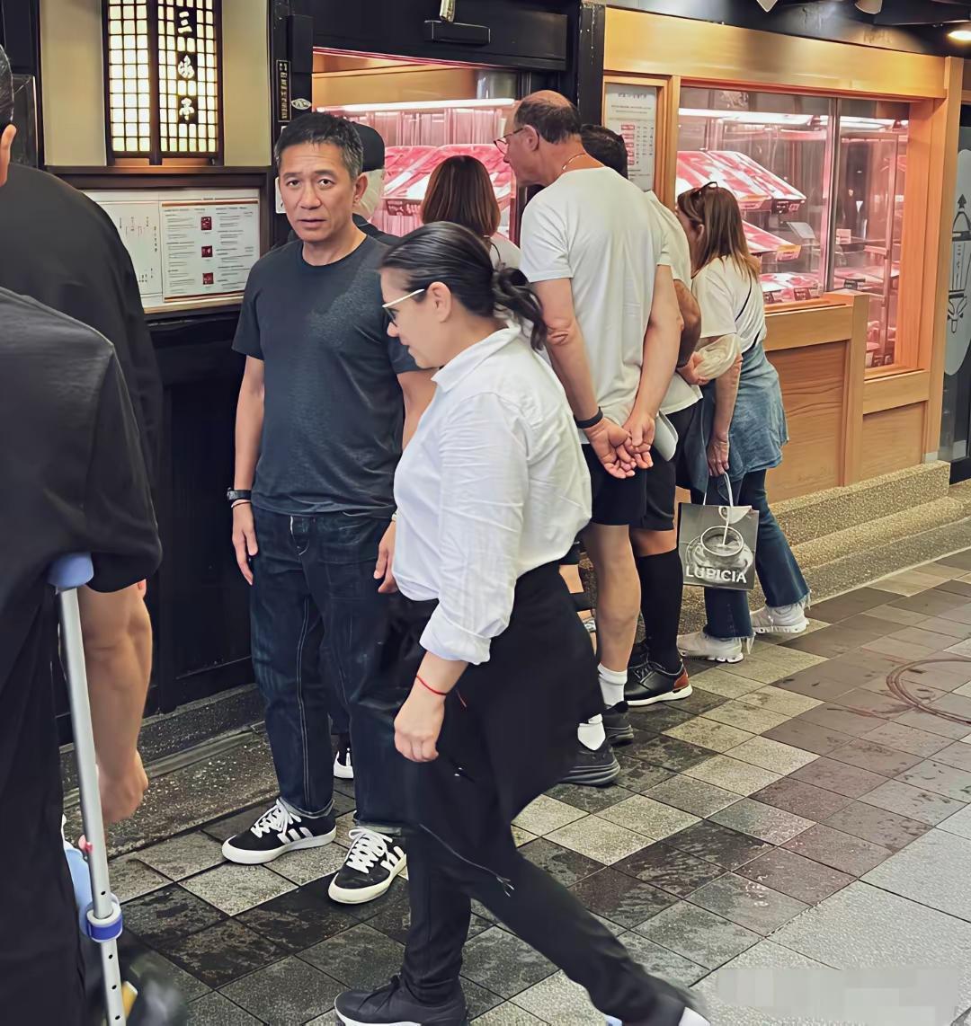 梁朝伟
一年将近一半的时间会在日本度过
我就纳闷了
怎么那么多明星喜欢日本呢？[