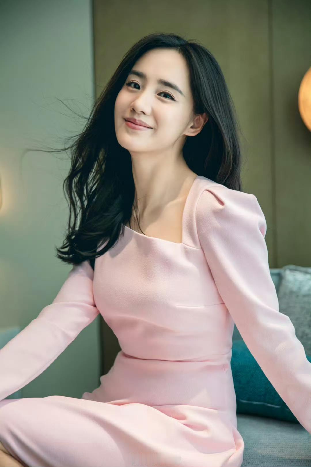 王智穿粉裙，才懂什么叫温柔与飒气并存[害羞]
王智 娱乐