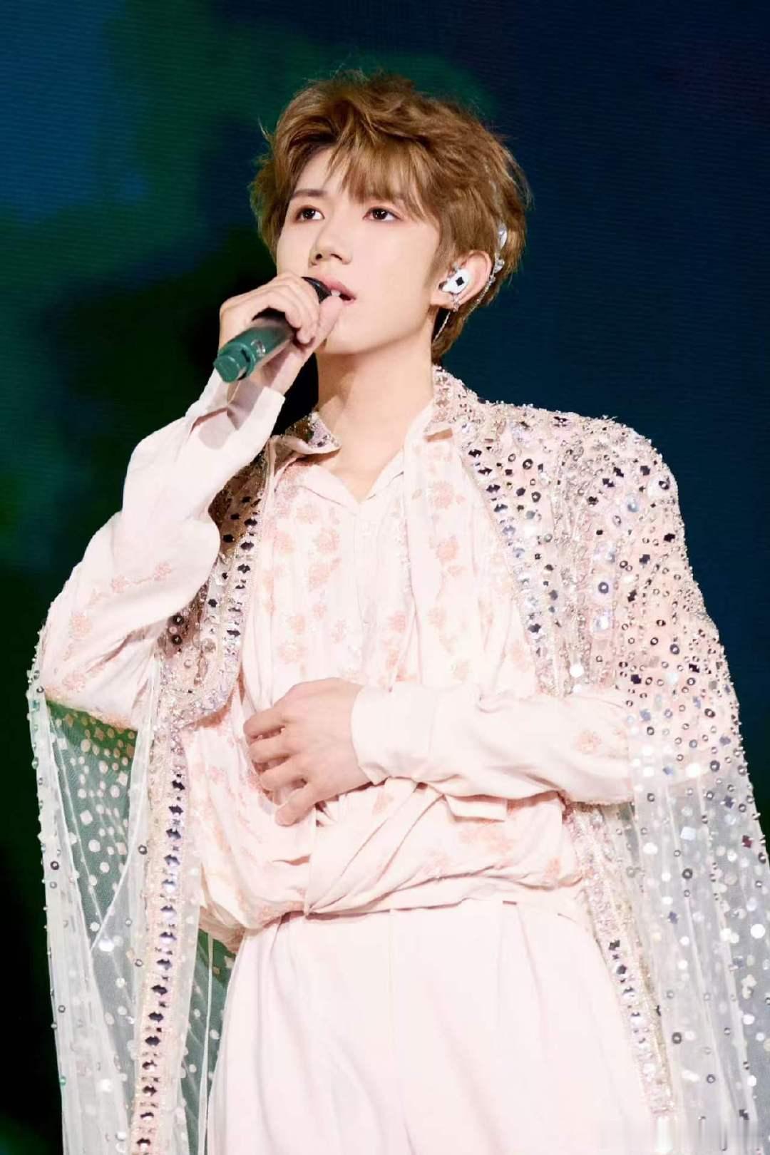王源以渺小见证我以伟大书写你 做你的渺小知音~ 