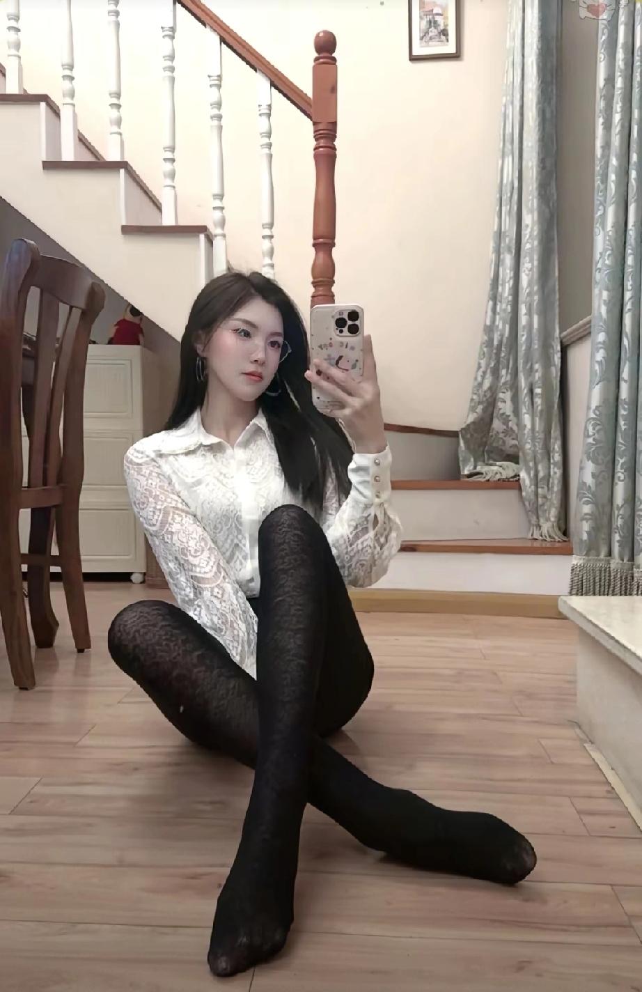 人生就像一场戏
有悲有喜有别离
不必事事都在意
糊涂一点更安逸
岁月匆匆不回头