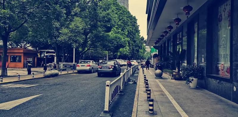 刚刚随手拍了张窗外的街景，让我想起之前随手拍工地护栏被领导夸“会选材”的事儿。那