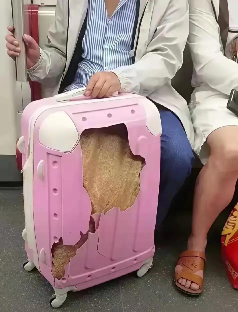 还以为是破箱子呢！
原来是看走眼了！​​​​
这是视觉错觉，箱子其实没破，是3D