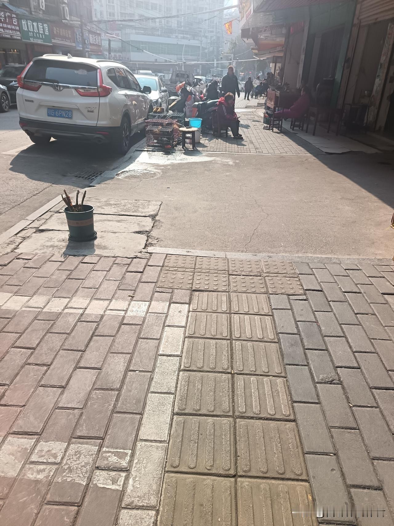 上句：春夏秋冬四季下雨；请对下句下句:酸甜苦辣百味尝遍